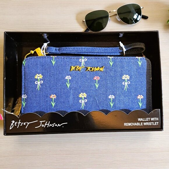 Betsey Johnson Blue Denim Boxed ZA Flower Embroidered Wallet NWT - Picture 1 of 11